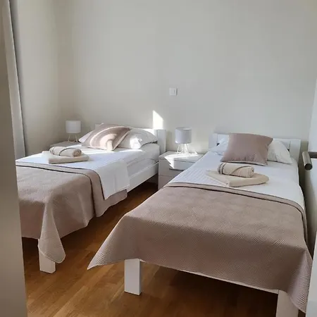 公寓 Malu Apartman 扎达尔